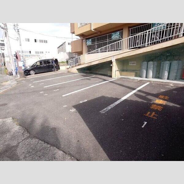 ローズハイツ 駐車場