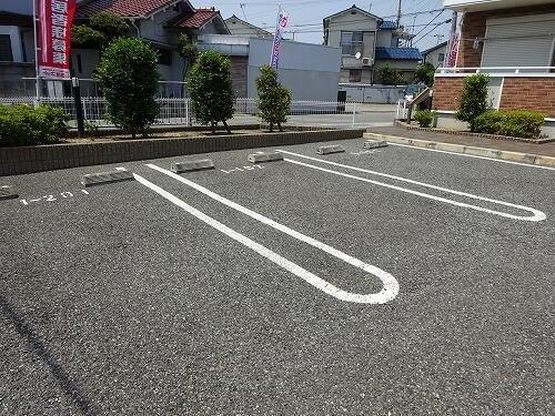 ミニョンII番館 駐車場