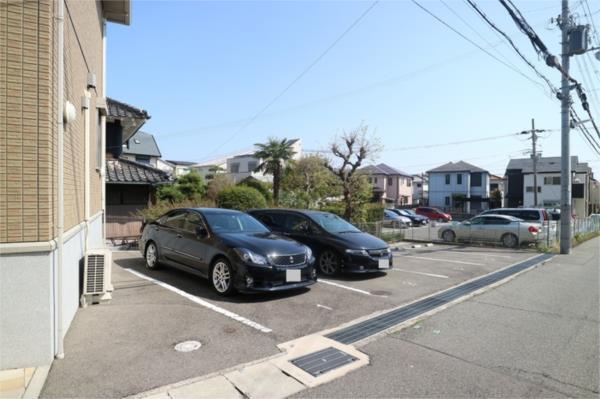 ユニヴェール霞ヶ丘 駐車場