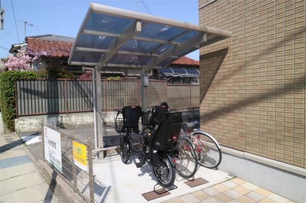 ユニヴェール霞ヶ丘 駐車場