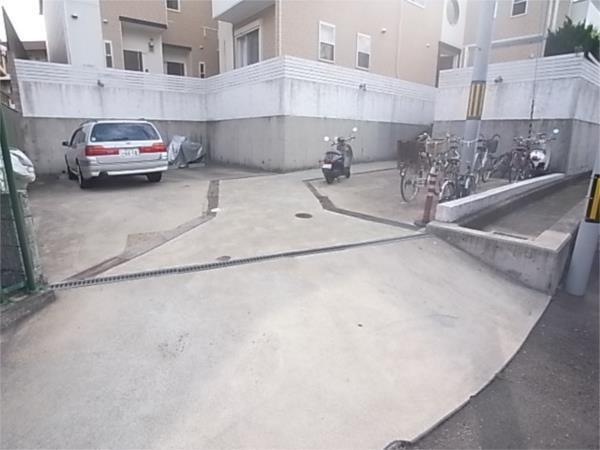ヴィアノ西山町 駐車場