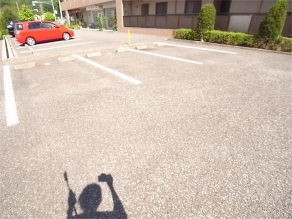 エレガントII 駐車場