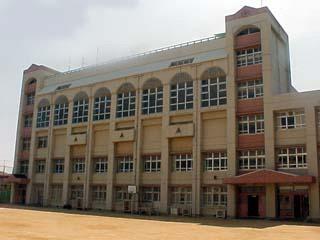 平野小学校：112m