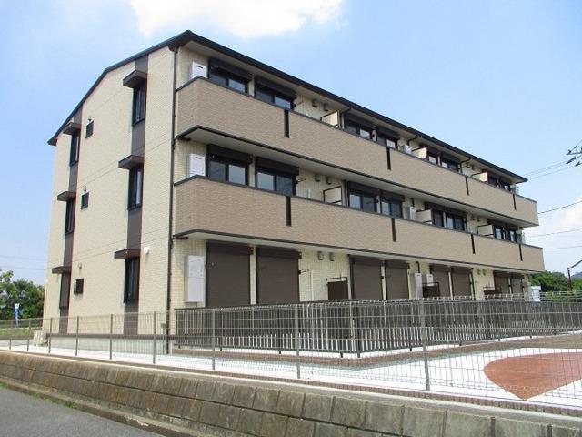 青堀駅より徒歩6分 築8年1ヶ月 3階建の賃貸物件