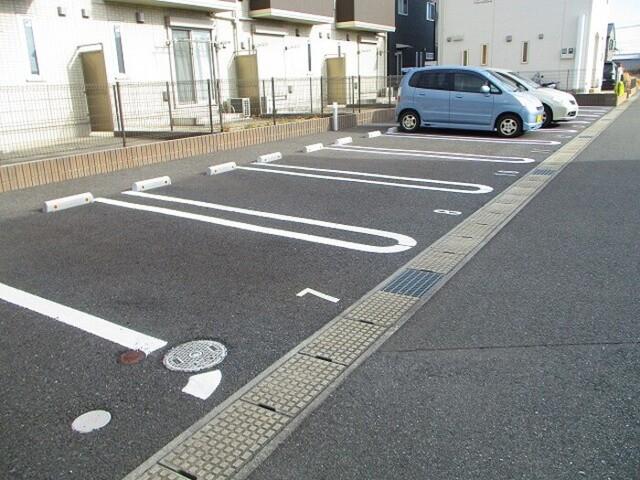 コンフォレスト（105） 駐車場