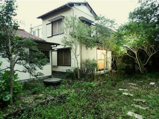 母屋と離れ別々で利用も可能です、敷地も広々約130坪！！