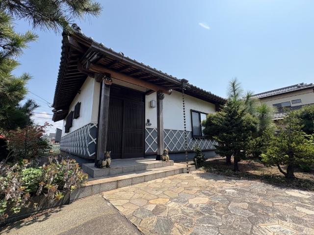 なまこ壁が目を引く外観、拘りの桧風呂の浴室、室内もとても綺麗！