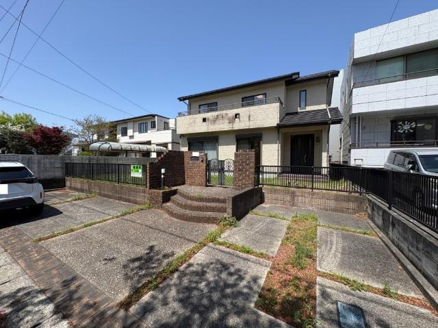 近隣商業施設多数、目の前は桜並木ですから自宅でお花見も可能です