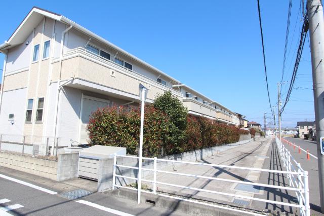 南面は建物無く陽当たりも良好です、駐車も2台並列OKです！