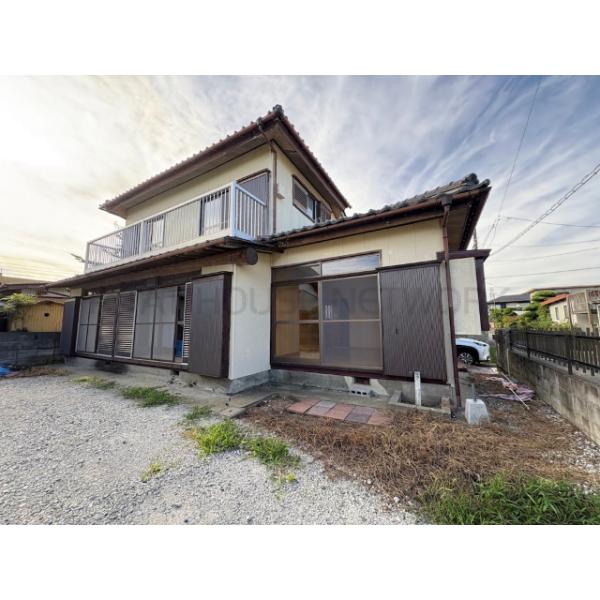 自然に囲まれた静かな場所に建つ中古住宅！駐車場3台以上可能！