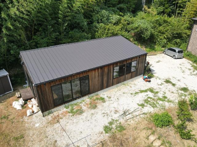 平家建ての外壁は板張りの洒落た外観、室内もナチュラルな仕上げ♪