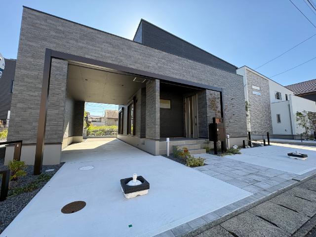 インナーガレージ付で駐車３台OK！免震構造でZEH水準仕様です