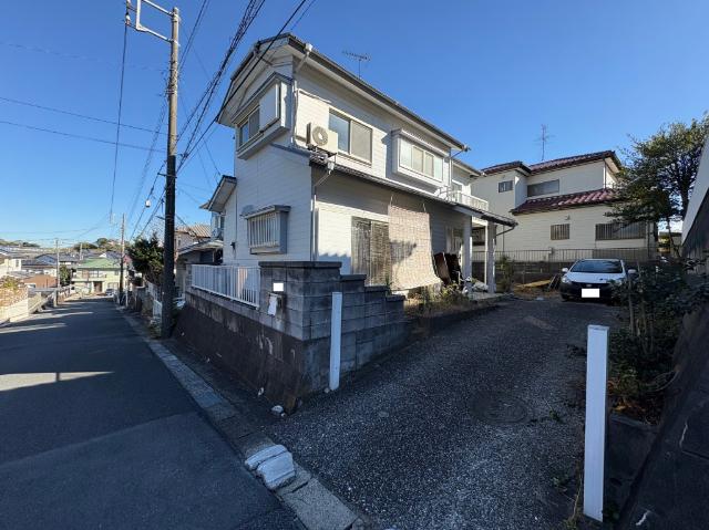 閑静な住宅地で落ち着いた住環境です、前面道路も広々！