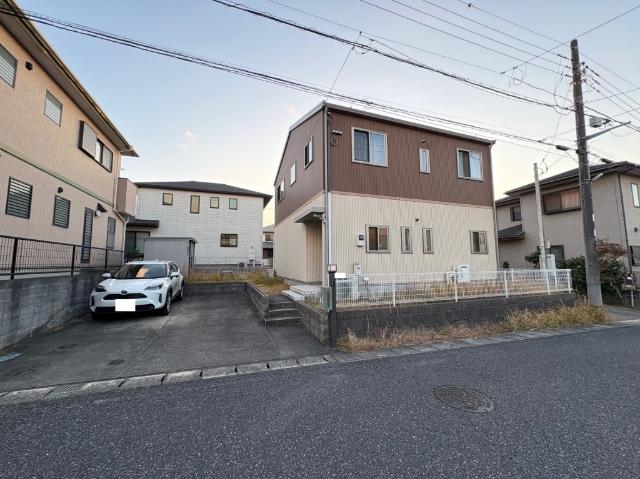 イオンタウンやコンビニ、ドラッグストアも近く生活便利です。