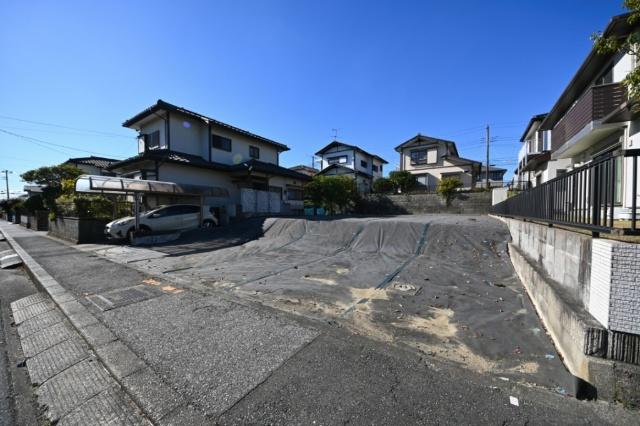 区画整理地内の閑静な街並み、陽当たり良好で比較的平坦な土地です