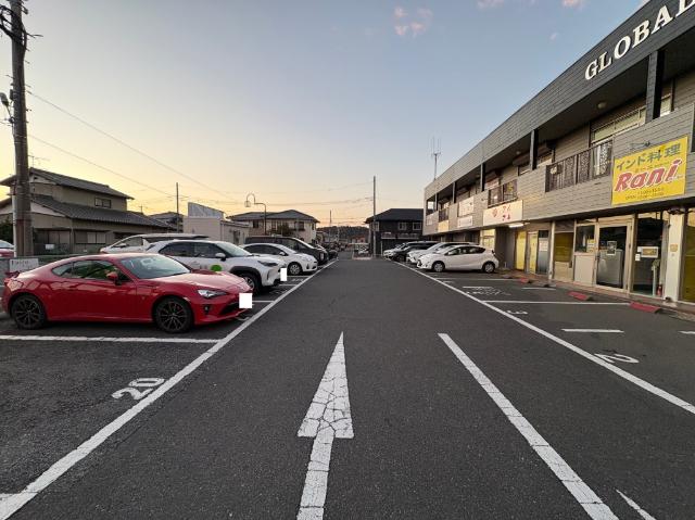 両面道路で間口も広く車両の出入りもスムーズなので便利です。