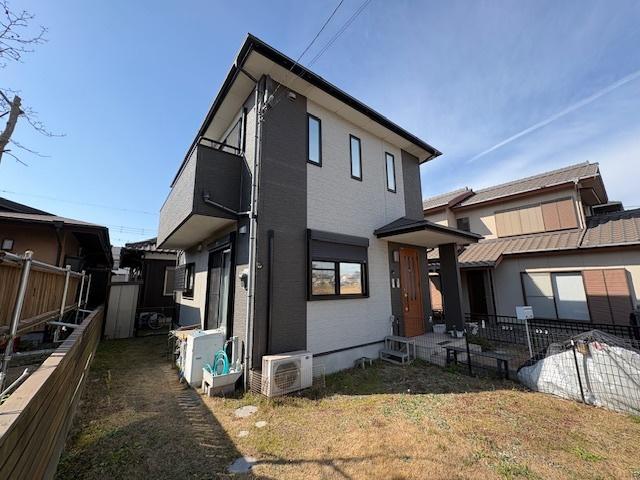 隣家とは距離もあり陽当たりも良く駐車も並列2台分OKです。