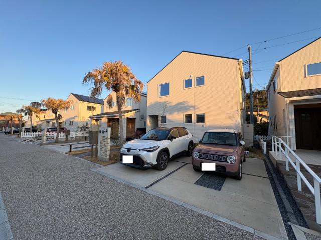 カリフォルニアスタイルの開放的なウッドデッキ付きのお家！