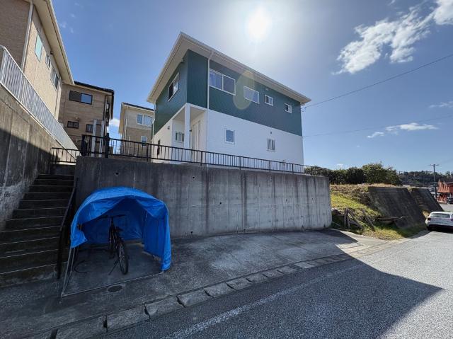 イオンタウンやコンビニ、ドラッグストアも近く生活便利です。