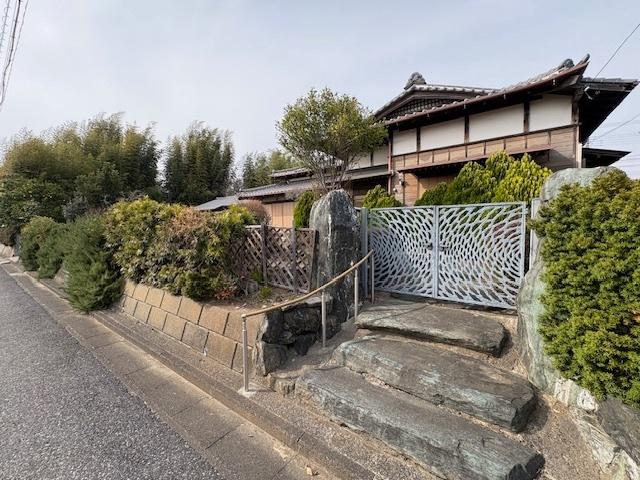 人気の平屋！広ーい敷地内には物置や半地下倉庫も有ります！