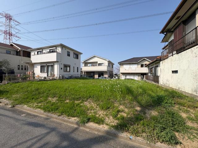 コンビニ、ドラッグストア、共に徒歩3〜4分圏で便利です。