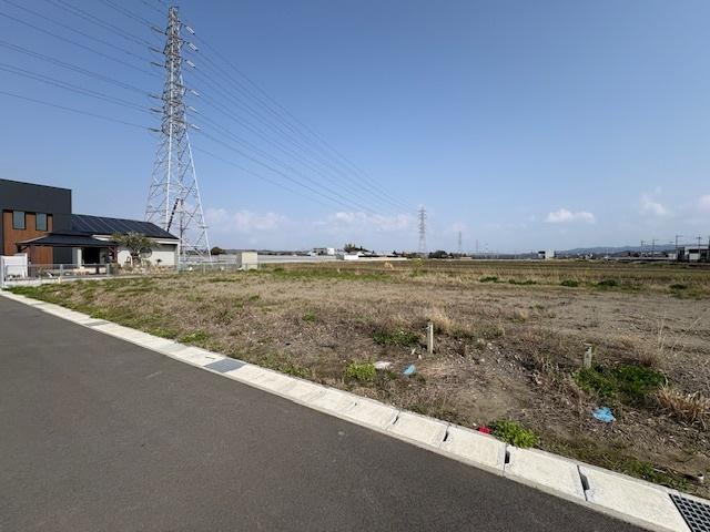 前面道路も広くすっきりとした土地なので車の取り回しも楽々♪