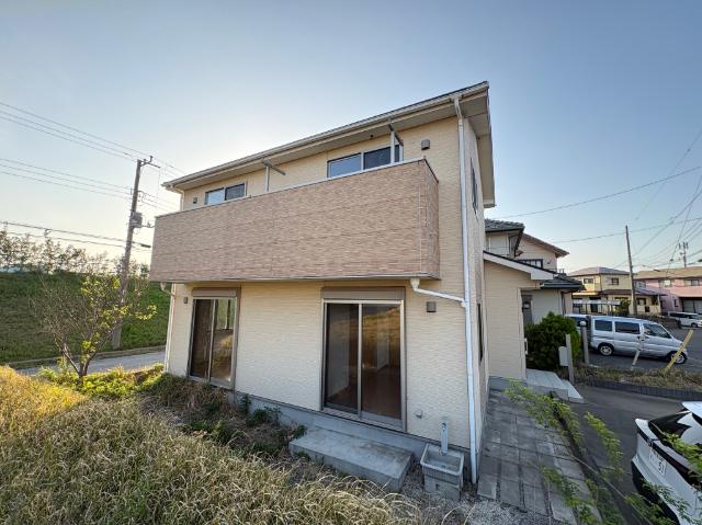 バス停にも近く、またコンビニ・スーパー・ドラッグストアも近く！