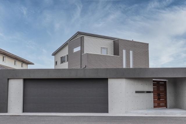 重厚感あるクローズド外構は3台駐車可能、車・バイクを愛する方へ