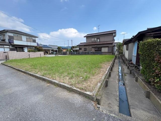 間口も広く平坦な土地です、東側隣地は通路の為開放的です！