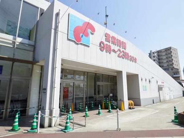 万代福島吉野店：230m