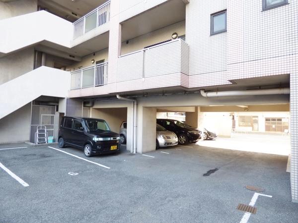 ロベリア弐番館 駐車場
