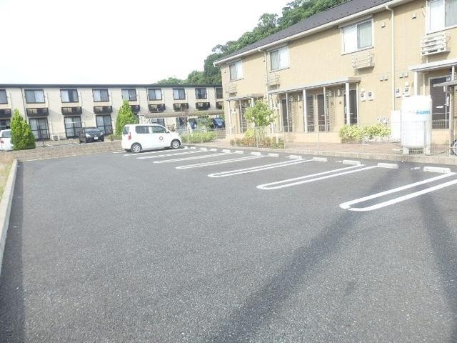 ルミエール（105） 駐車場