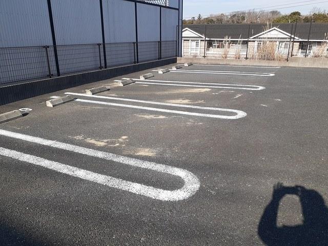 エヴァーグリーン（103） 駐車場