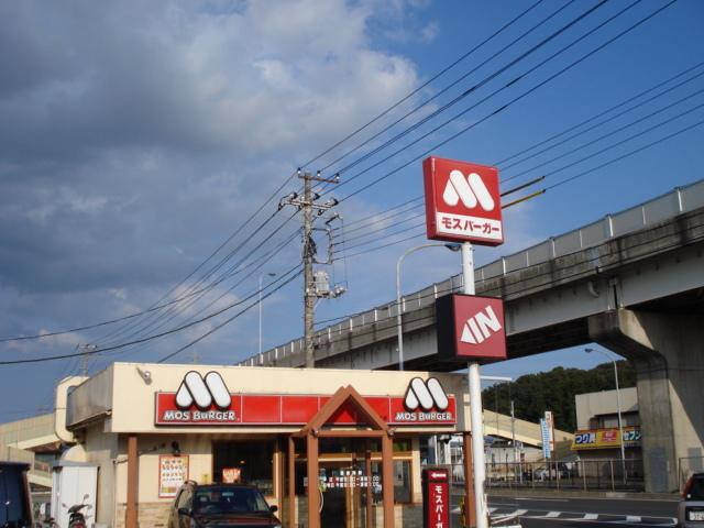 モスバーガー（ファーストフード）：650m