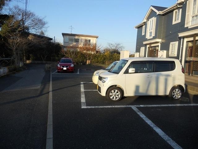 ドゥシャリエ（103） 駐車場