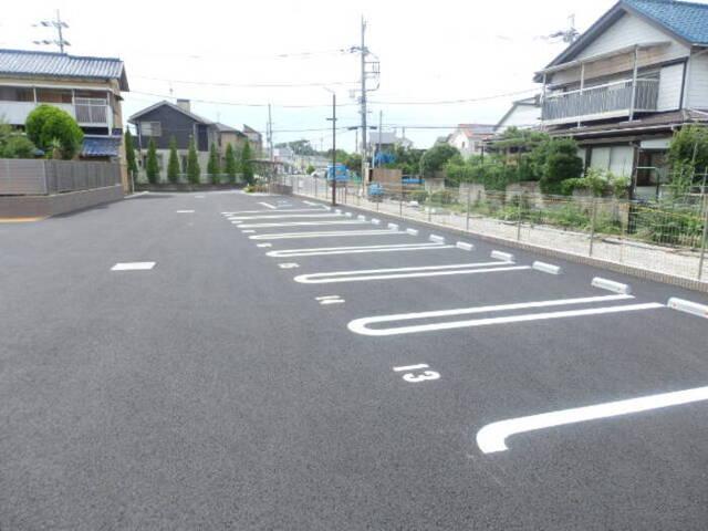 ピエスクレール（105） 駐車場