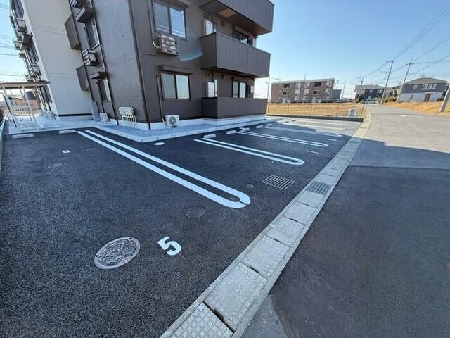サリサ.l（303） 駐車場
