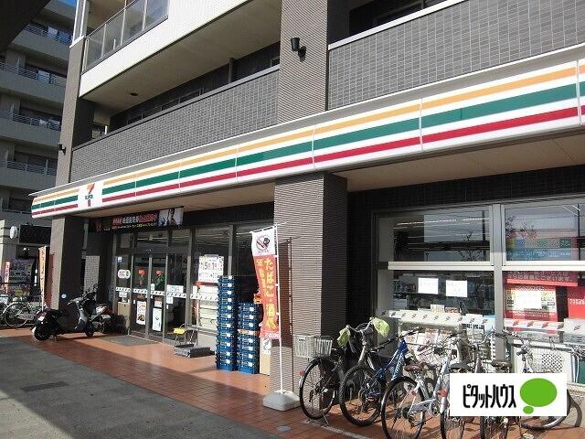 セブンイレブン飯山満駅前店：540m