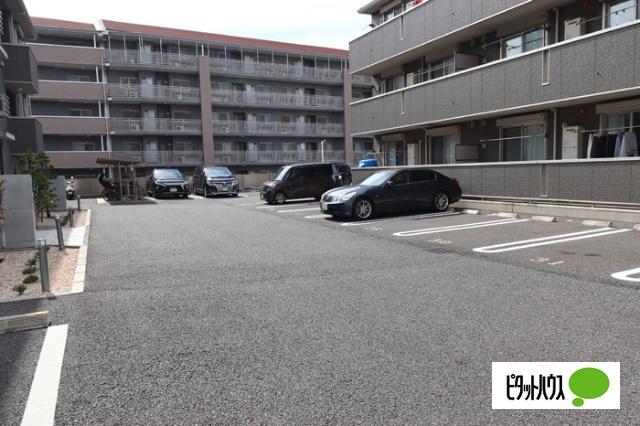 ハピネスB棟（102） 駐車場