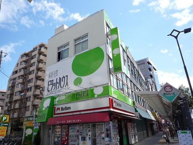 蒲田東口店外観です。蒲田駅東口からバス通りを歩いて来るとすぐ分かります。