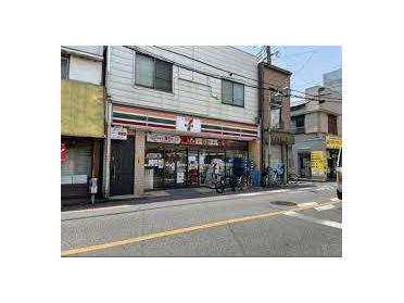 セブンイレブン大田区六郷土手駅前店：62m