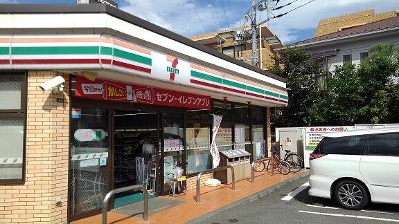 セブンイレブン：900m