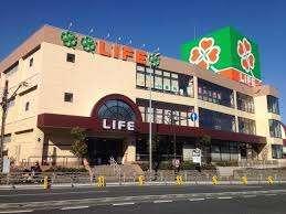 ライフ鶴見店：657m