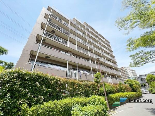 地上8階建です。