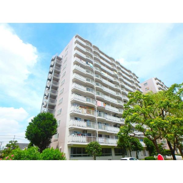 閑静な住宅街に佇む大規模マンションです。