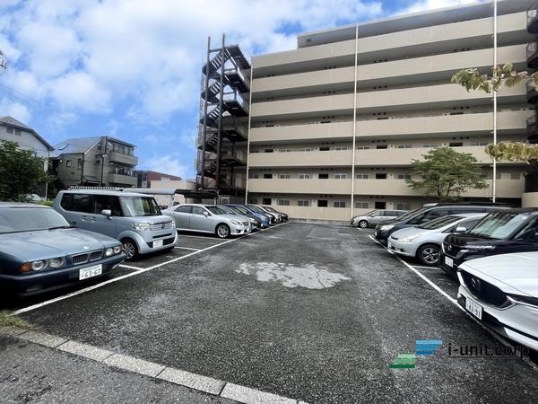 駐車場と駐輪場もあります。