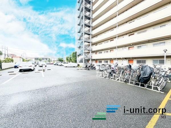 敷地内に駐車場と駐輪場完備