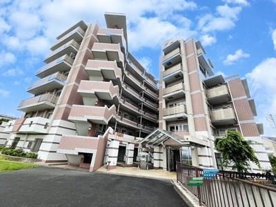 駅からの帰り道は商業施設が多く、帰りにお買い物に立ち寄るのに便利！