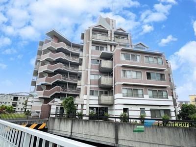 とてもお洒落な外観で、地下に駐車場もございます。
