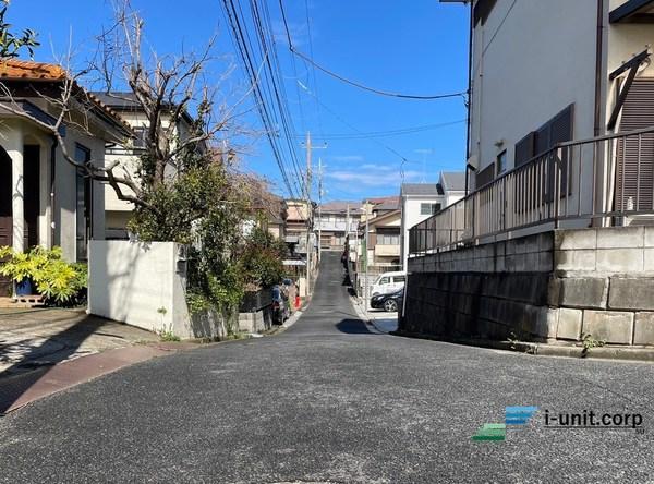 閑静な住宅街にある前面道路です。